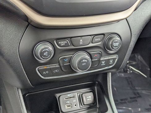 Used 2016 Jeep Cherokee Latitude FWD image 25