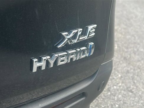 Used 2023 Toyota Sienna XLE image 6