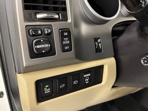 Used 2017 Toyota Sequoia Platinum RWD image 32
