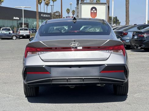 New 2025 Hyundai Elantra Limited image 4