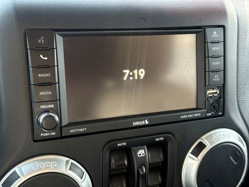 Used 2016 Jeep Wrangler Unlimited Sahara w/ Connectivity Group AWD/4WD image 22