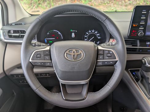 Used 2023 Toyota Sienna XLE FWD image 25