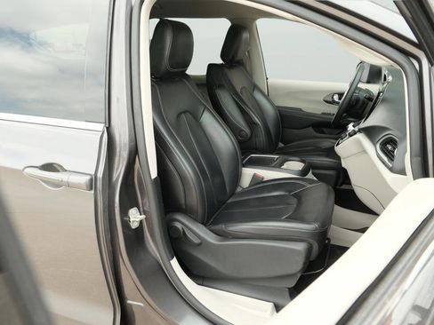 Used 2023 Chrysler Pacifica Touring-L FWD image 34