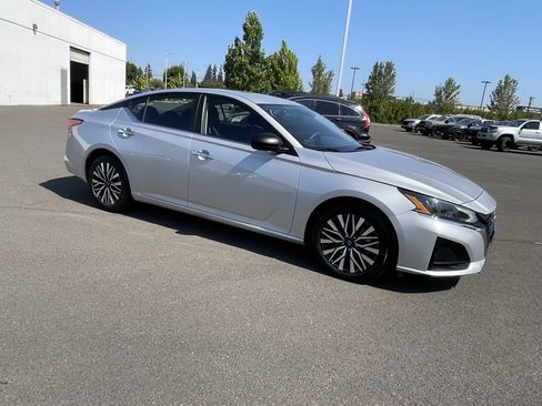 Used 2024 Nissan Altima 2.5 SV FWD image 7