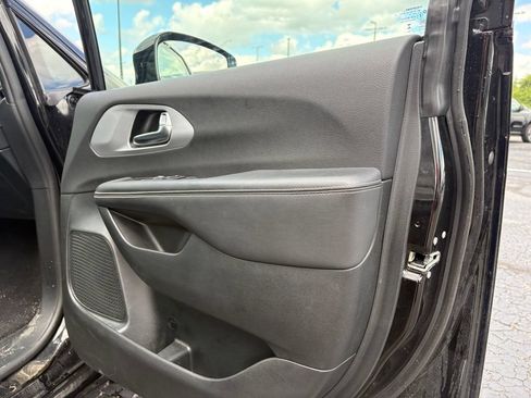 Used 2025 Chrysler Pacifica Limited FWD image 11