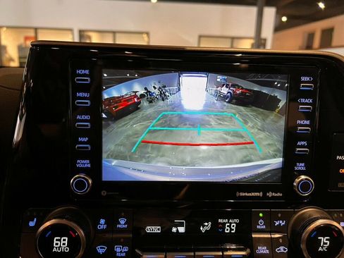 Used 2022 Toyota Highlander XLE image 19