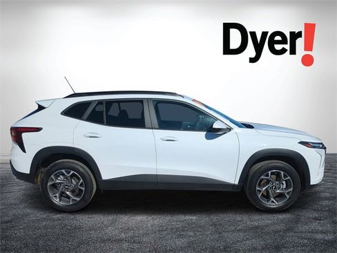 Certified 2025 Chevrolet Trax LT image 2