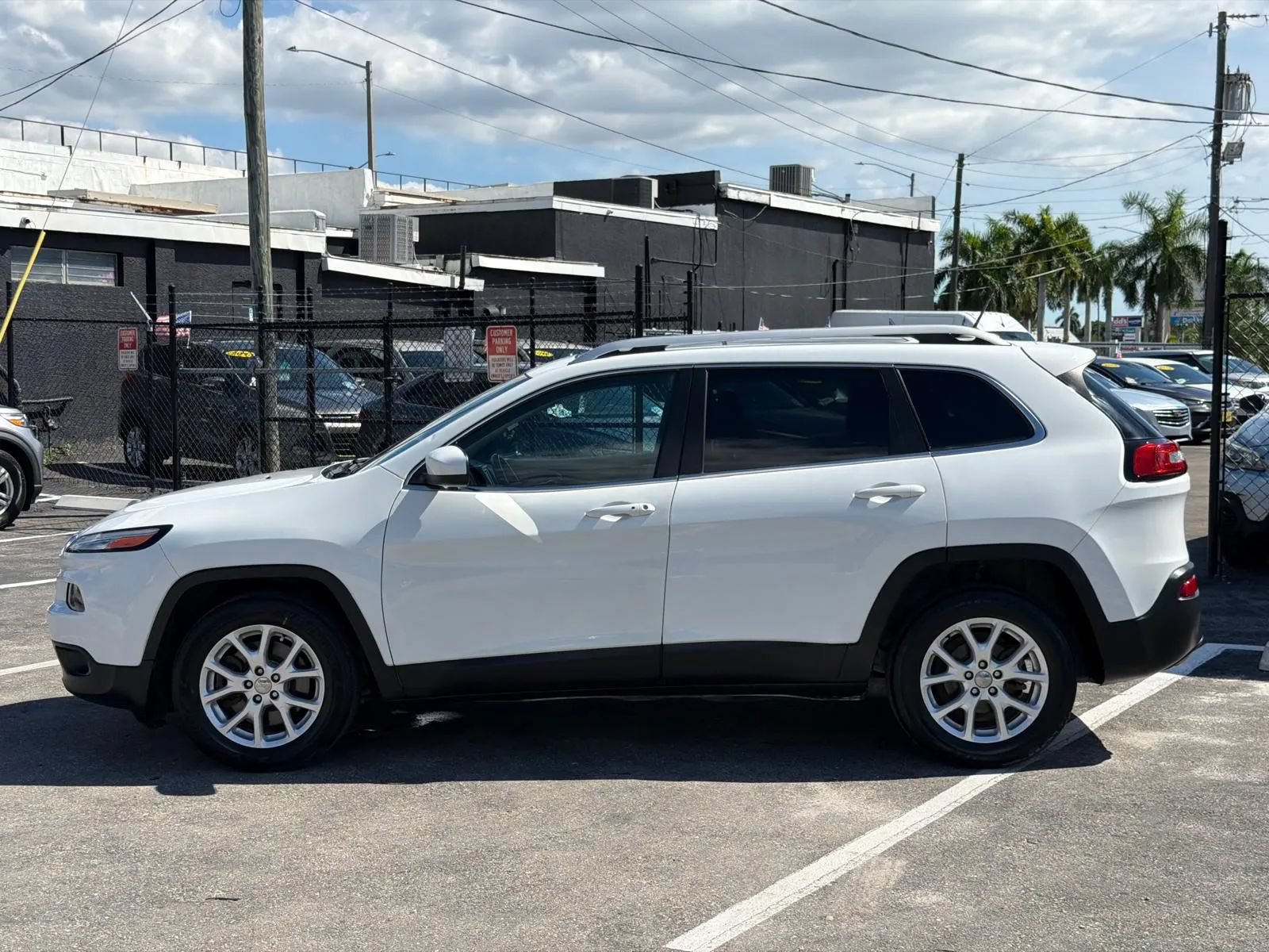 Used 2015 Jeep Cherokee Latitude w/ Comfort/Convenience Group FWD image 8