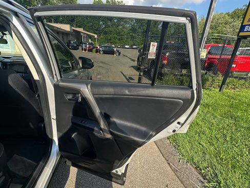 Used 2016 Toyota RAV4 XLE AWD/4WD image 28