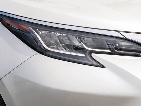Used 2021 Toyota Sienna XLE w/ XLE Plus Package FWD image 4