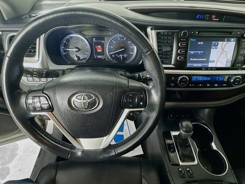 Used 2018 Toyota Highlander XLE AWD/4WD image 12