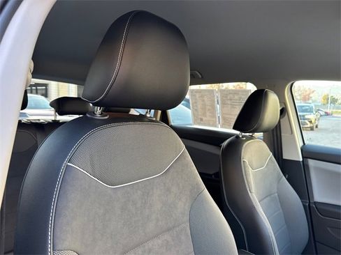 Certified 2023 Volkswagen Taos SE image 12