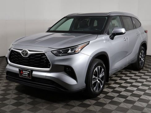 Used 2021 Toyota Highlander XLE image 9