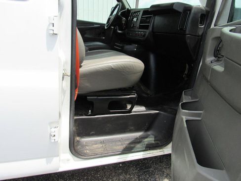 Used 2014 Chevrolet Express 2500 RWD image 12