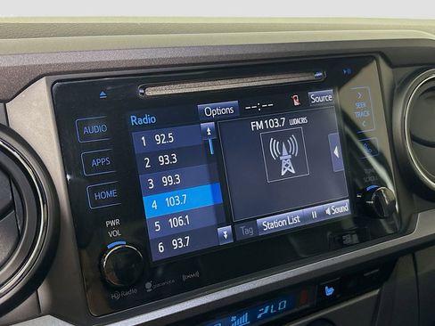 Used 2018 Toyota Tacoma SR5 AWD/4WD image 17