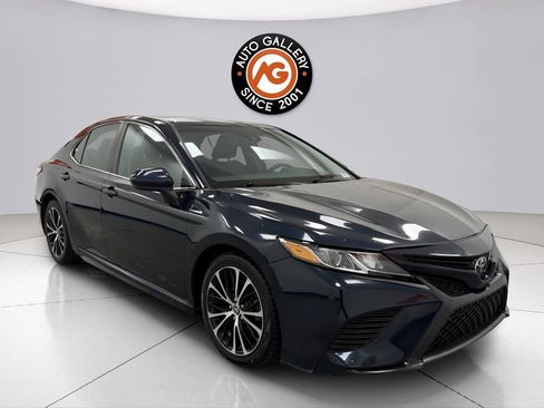 Used 2020 Toyota Camry SE image 1