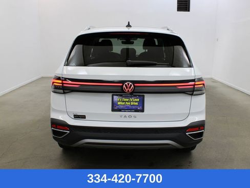 New 2026 Volkswagen Taos SE image 3