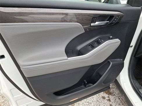 Certified 2022 Toyota Highlander Platinum image 12