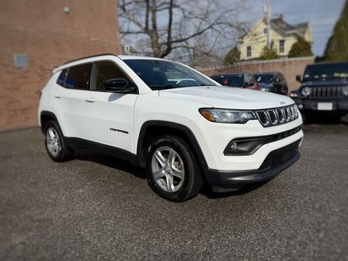 Used 2024 Jeep Compass Latitude image 3