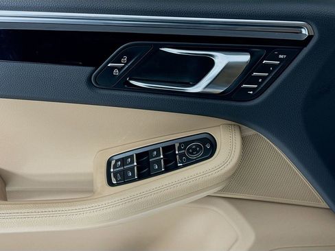 Certified 2025 Porsche Macan image 11