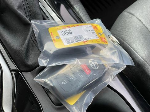 Used 2024 Toyota Corolla Cross XLE w/ Convenience Package image 12