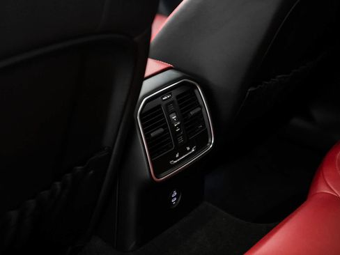 Certified 2023 Porsche Macan AWD/4WD image 30