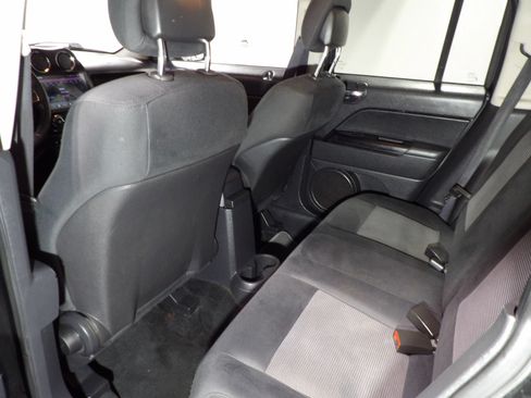 Used 2013 Jeep Patriot Latitude w/ Altitude Pkg AWD/4WD image 9