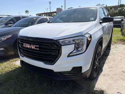 Used 2024 GMC Terrain SLE w/ Driver Convenience Package FWD image 11