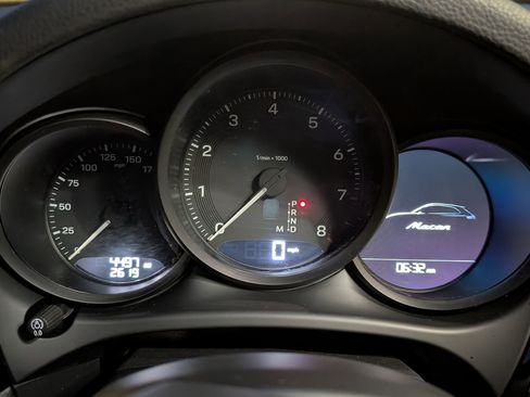 Certified 2025 Porsche Macan image 30