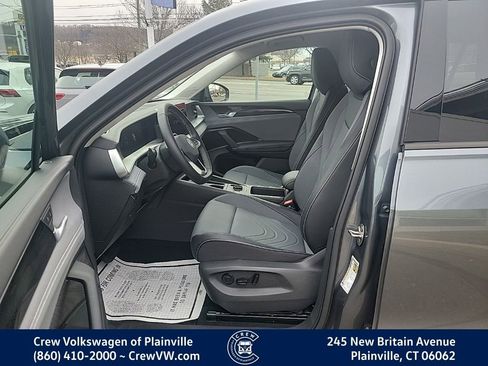 Certified 2025 Volkswagen Tiguan SE image 13