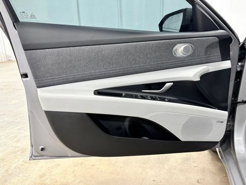 Certified 2025 Hyundai Elantra Limited FWD image 18