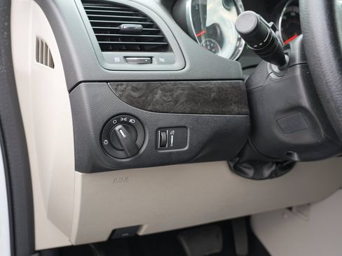 Used 2018 Dodge Grand Caravan SE w/ UConnect Hands-Free Group FWD image 17
