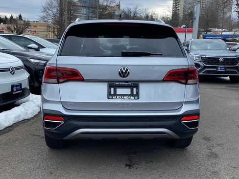 Used 2024 Volkswagen Taos SE w/ Panoramic Sunroof Package image 4