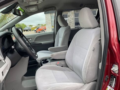Used 2020 Toyota Sienna LE w/ LE Preferred Package FWD image 15