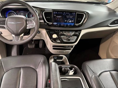 Used 2024 Chrysler Pacifica Touring-L FWD image 2