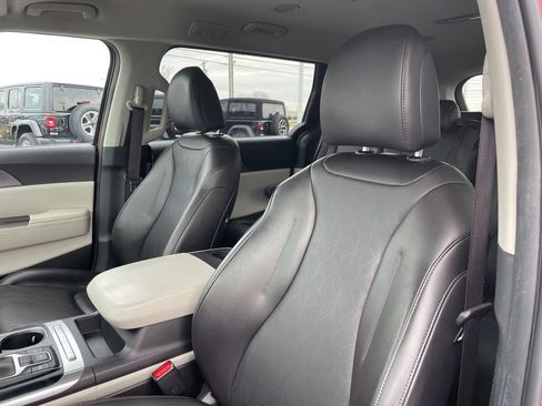 Used 2024 Kia Carnival LX image 19