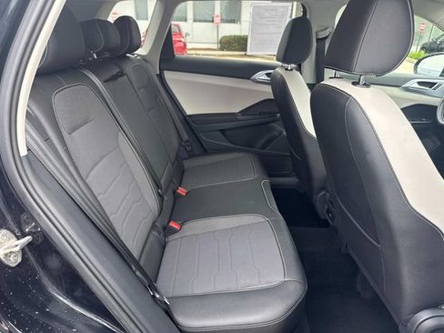 Used 2025 Volkswagen Taos SE FWD image 13