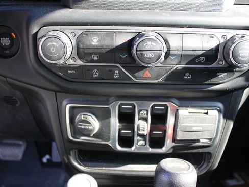 Used 2022 Jeep Wrangler Unlimited Sport AWD/4WD image 17