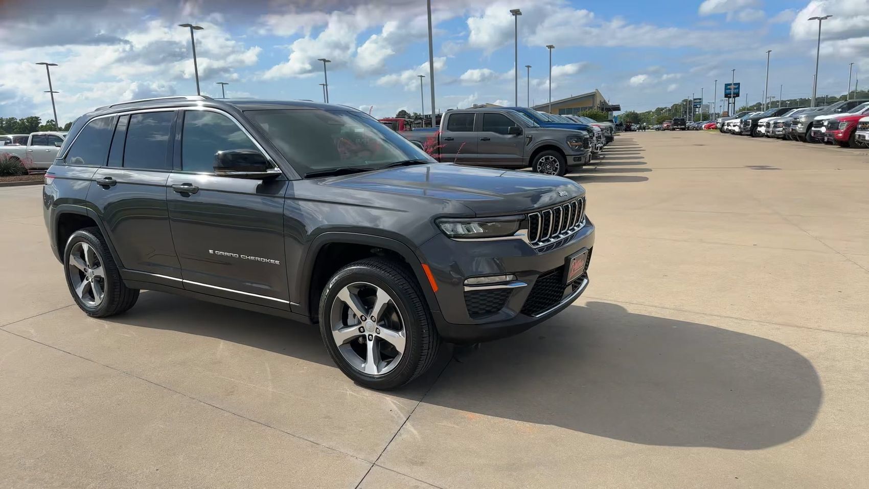 Used 2025 Jeep Grand Cherokee Limited AWD/4WD image 9
