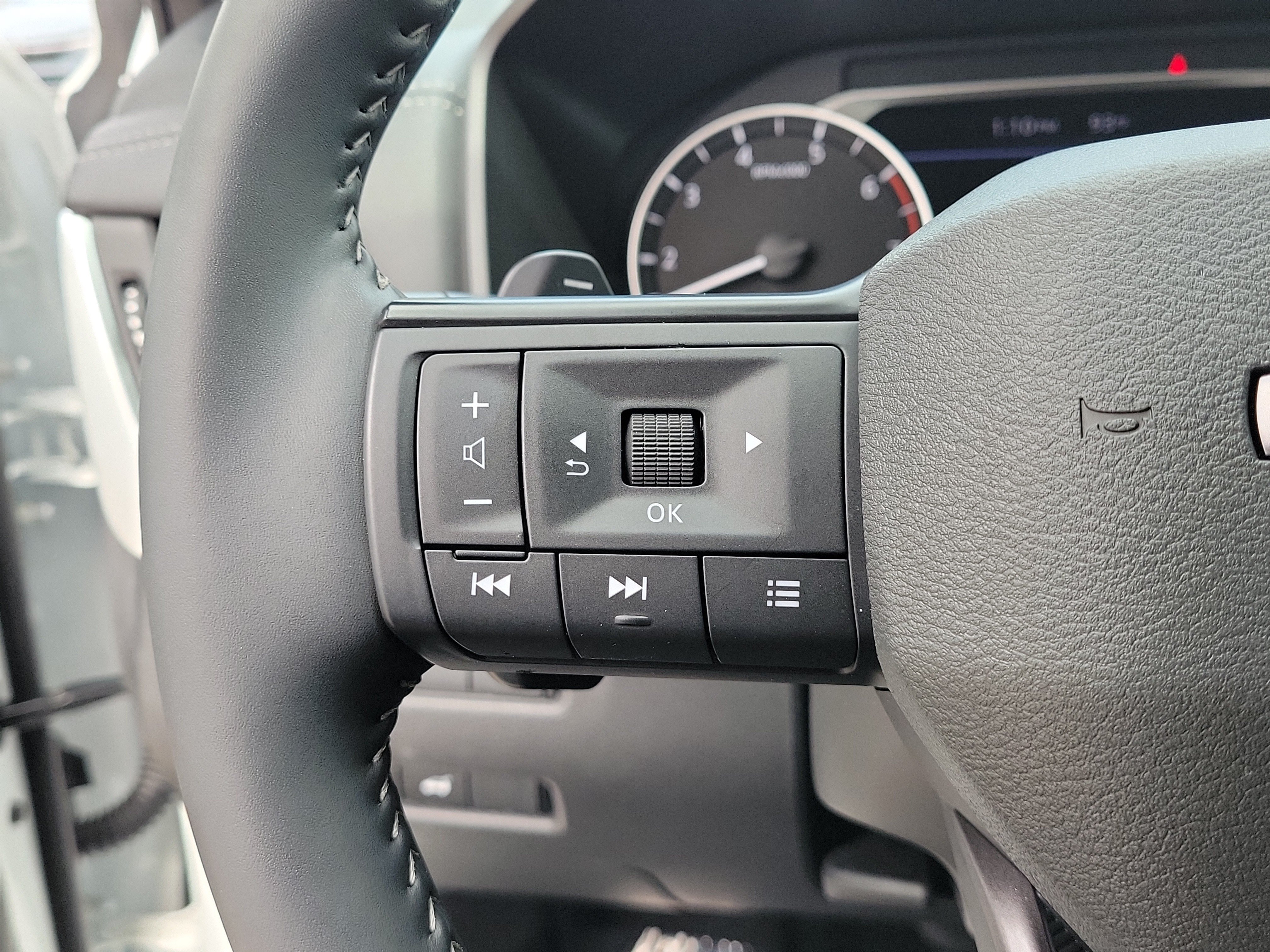 Certified 2025 Nissan Rogue SV AWD/4WD image 23