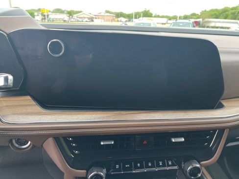 Used 2025 Chevrolet Suburban High Country AWD/4WD image 11