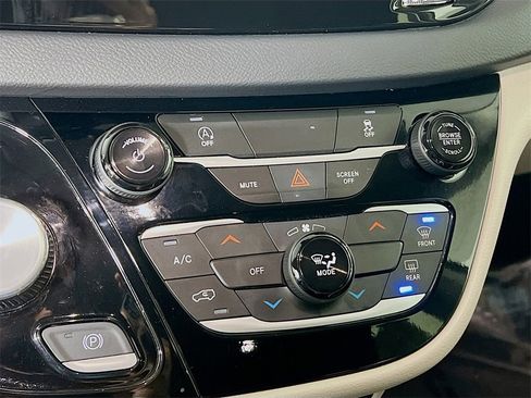 Used 2024 Chrysler Voyager LX image 15