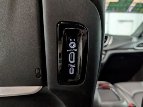 Used 2023 Chrysler Pacifica Touring-L w/ Uconnect Theater Family Group FWD image 10