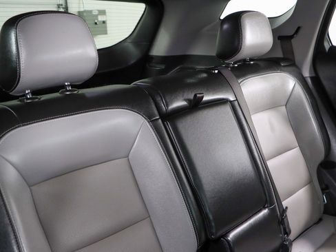 Used 2023 GMC Terrain SLT image 27