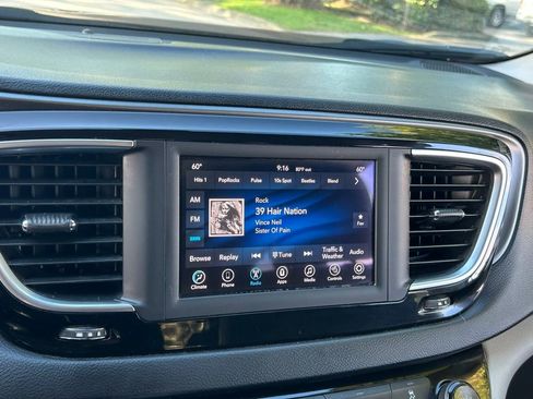 Certified 2020 Chrysler Pacifica Touring-L image 46