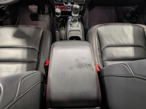 Used 2025 Jeep Wrangler Unlimited Rubicon AWD/4WD image 17