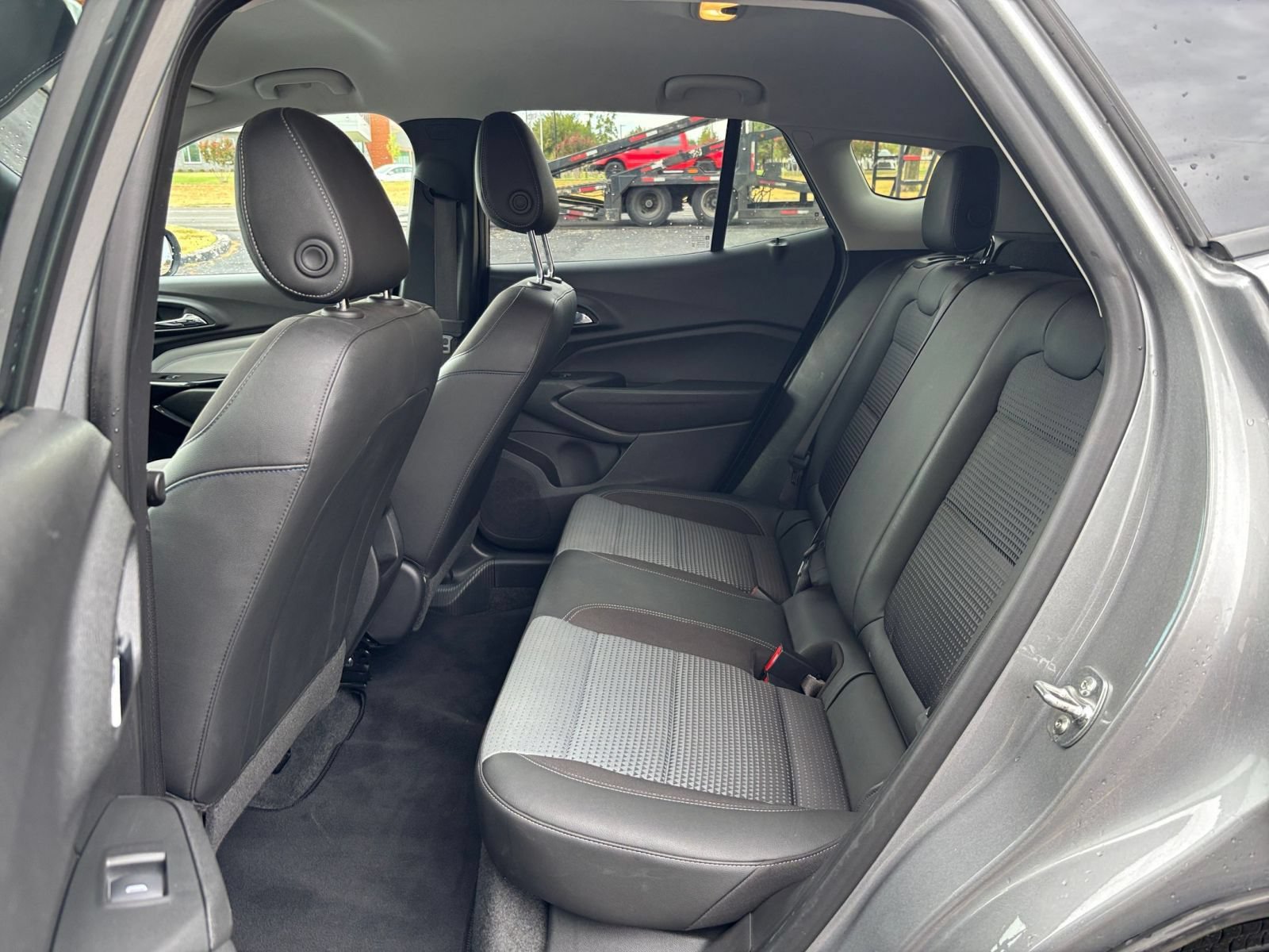 Used 2025 Chevrolet Trax LT w/ LT Convenience Package FWD image 24