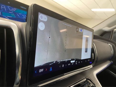 Used 2025 Ford Expedition Platinum image 37