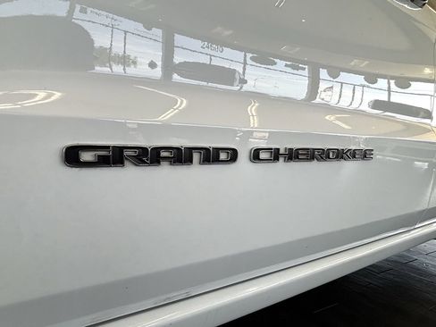 Used 2020 Jeep Grand Cherokee Overland AWD/4WD image 3