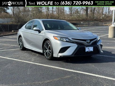 Used 2018 Toyota Camry SE image 1